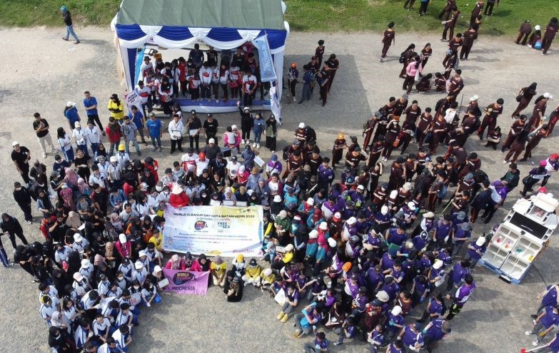 Kegiatan memperingati Hari Bersih-Bersih Sedunia yang diikuti ratusan milenial di Batam. (foto:gemaposa/ant/DLH Batam)